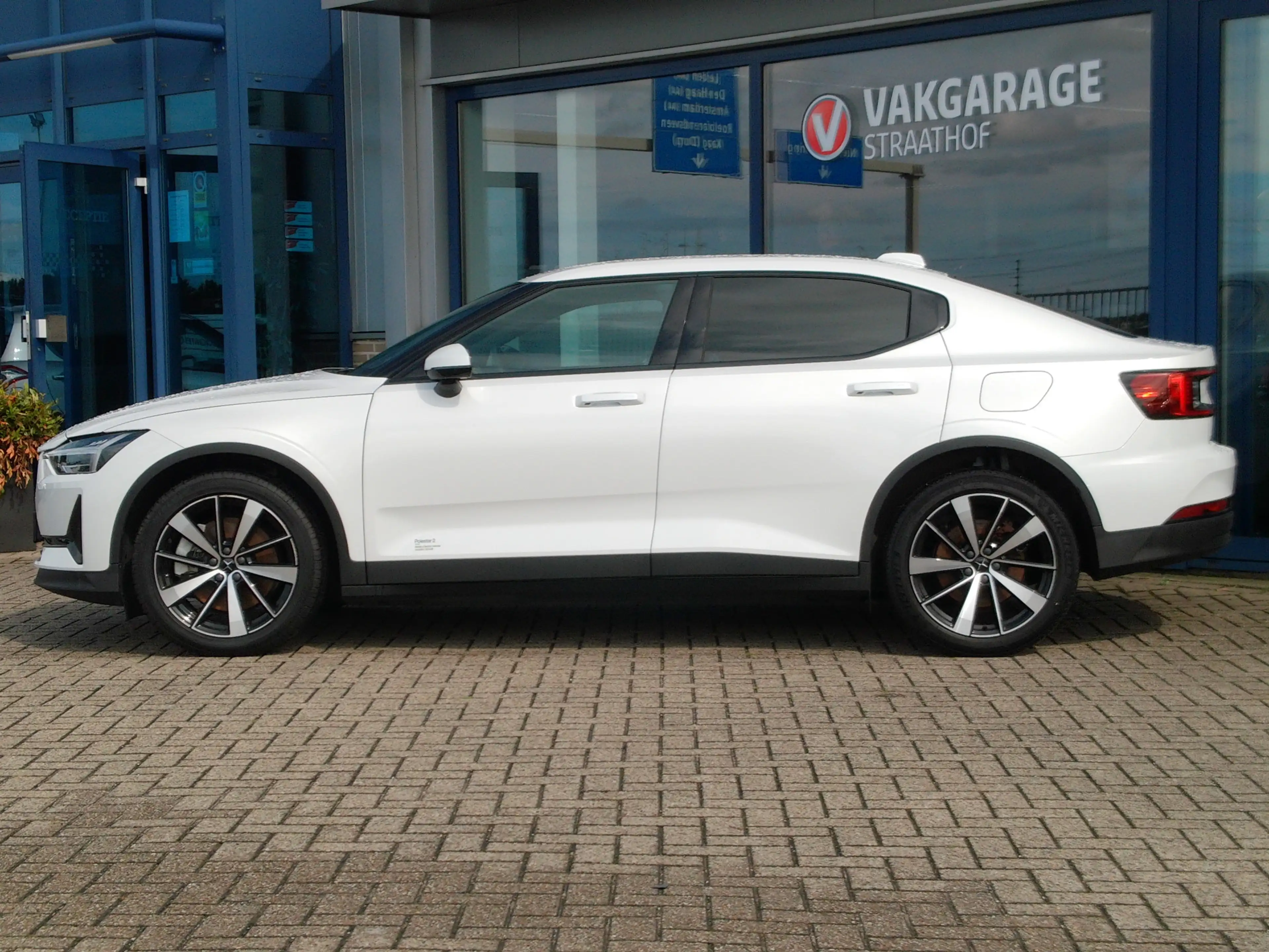 Polestar 2 Standard Range 63 kWh, SOH 92.1 % / Trekhaak / Car — photo 3