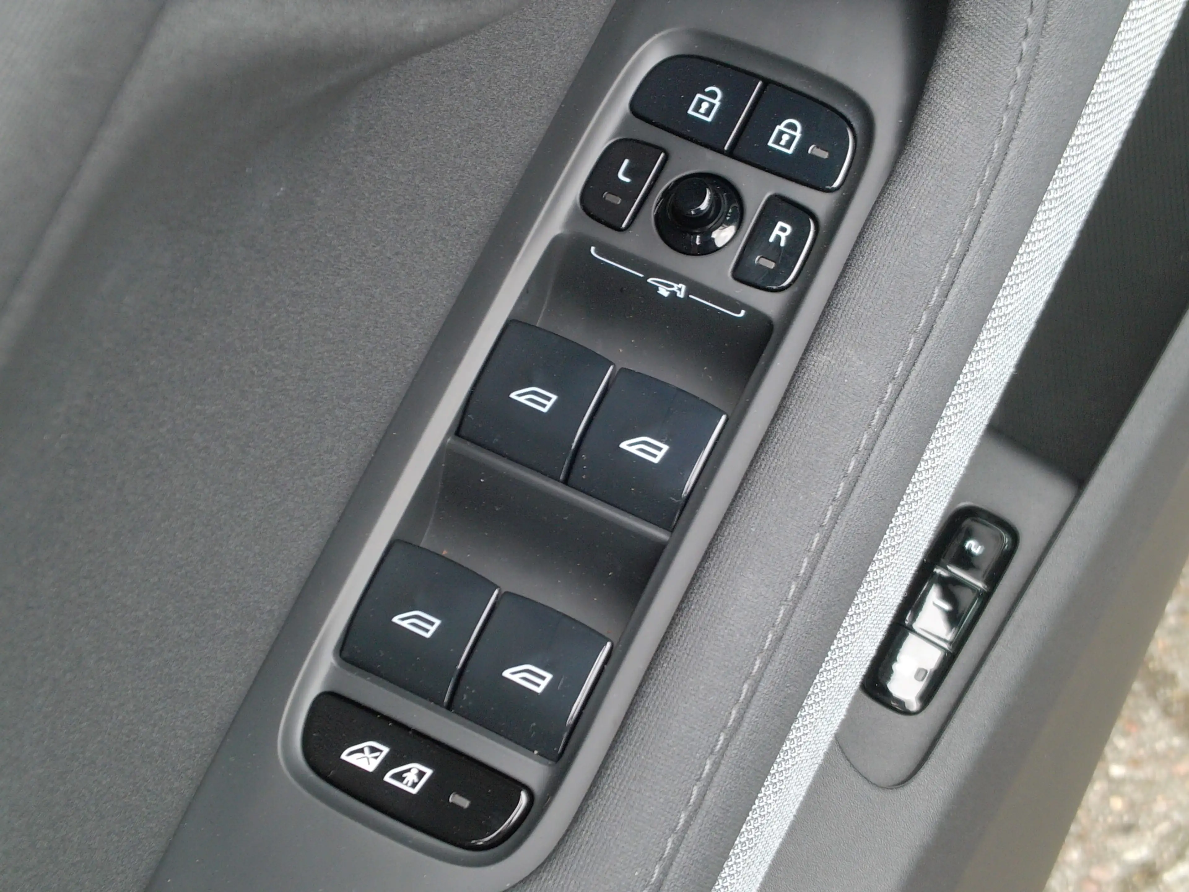 Polestar 2 Standard Range 63 kWh, SOH 92.1 % / Trekhaak / Car — photo 21
