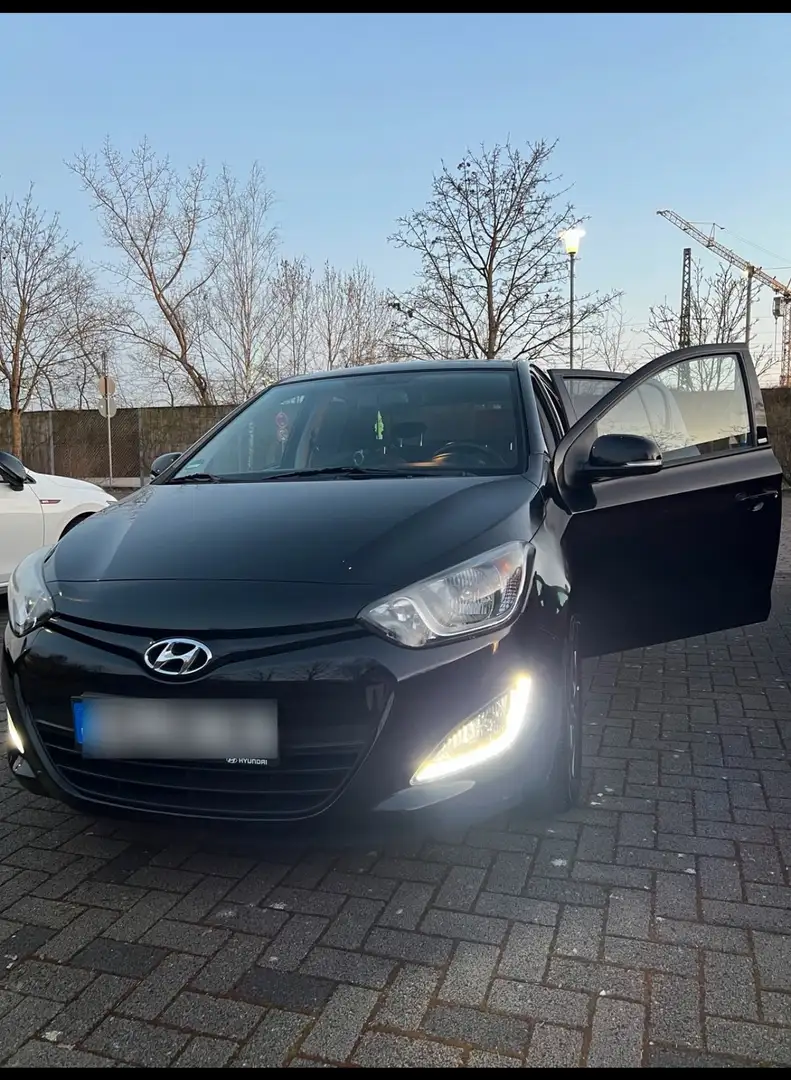 Hyundai i20 1.2 GO Schwarz - 1