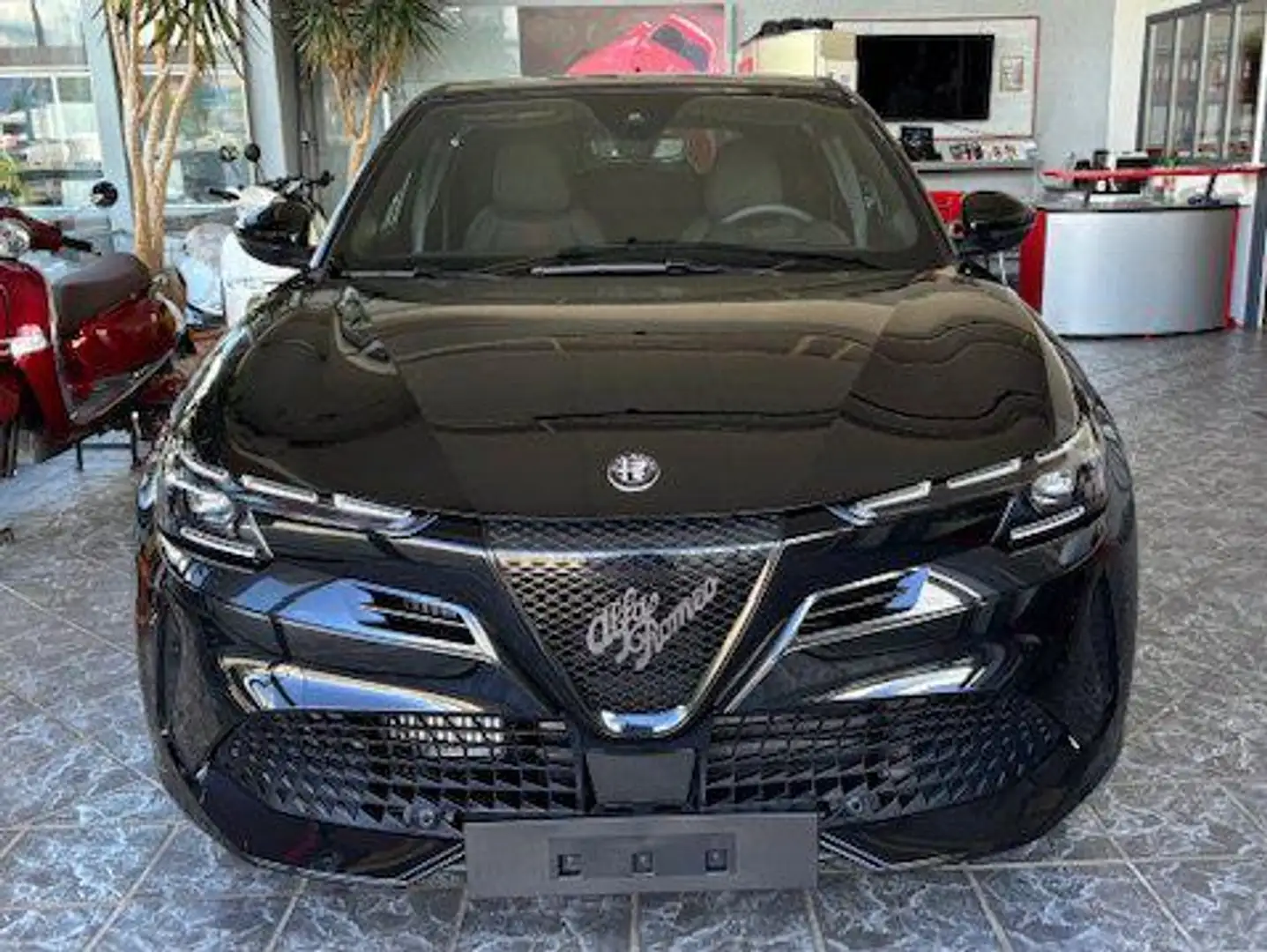 Alfa Romeo Junior Junior 1.2 145PS Hybrid eDCT6 Q4 Noir - 1