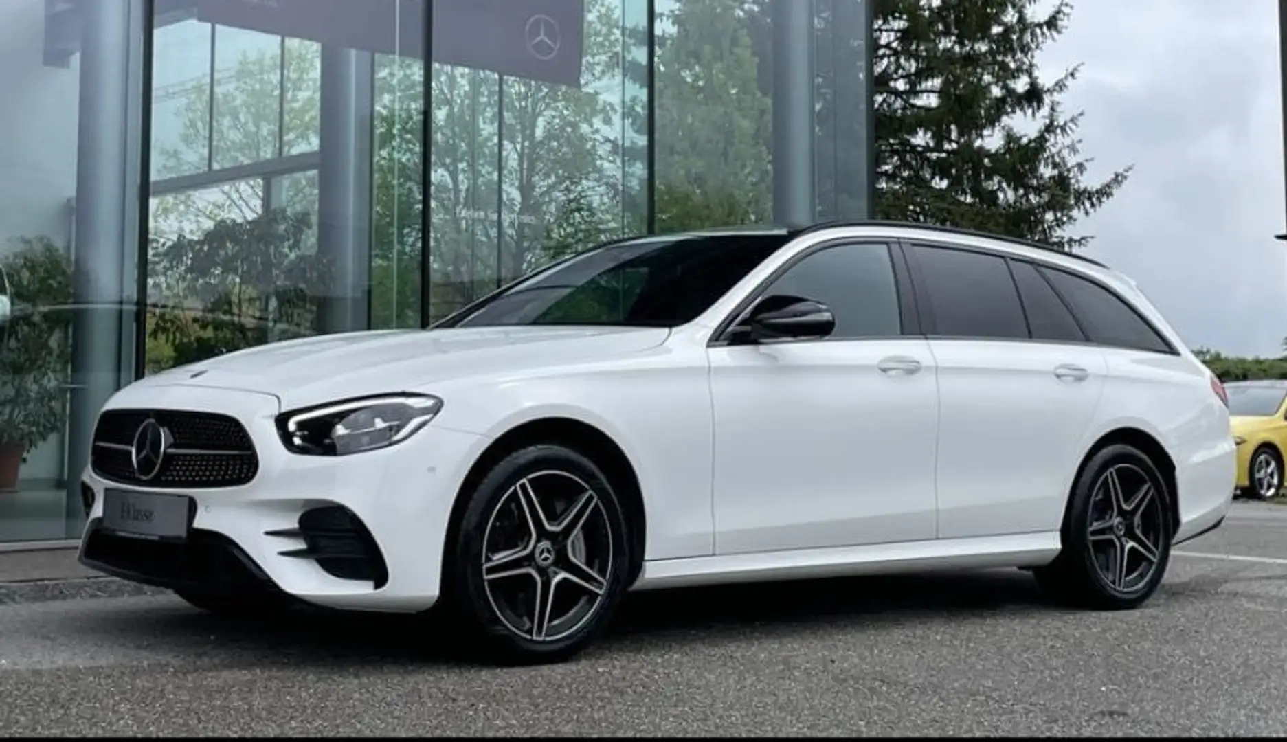 Mercedes-Benz E 300 de T-Modell 4Matic AMG Line 320PS *VOLL* Weiß - 1