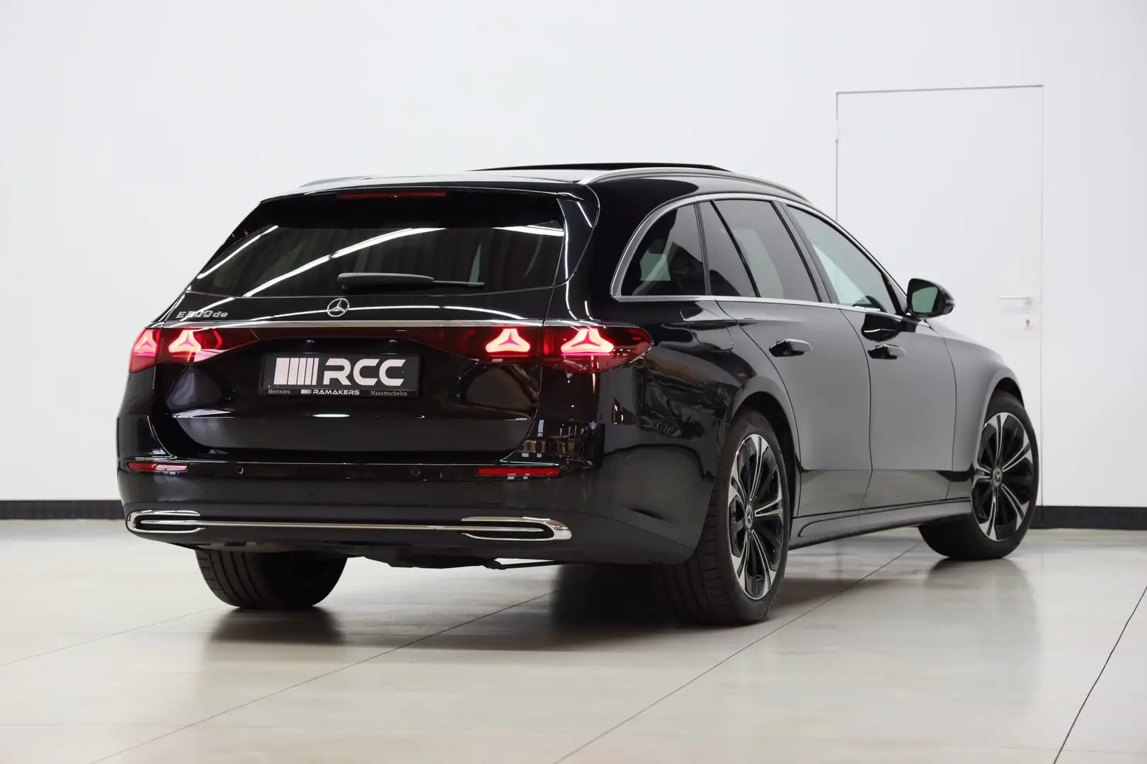 Mercedes-Benz E 300 de T NEW-MODEL Superscreen PANO AIRMATIC Distronic Negro - 2