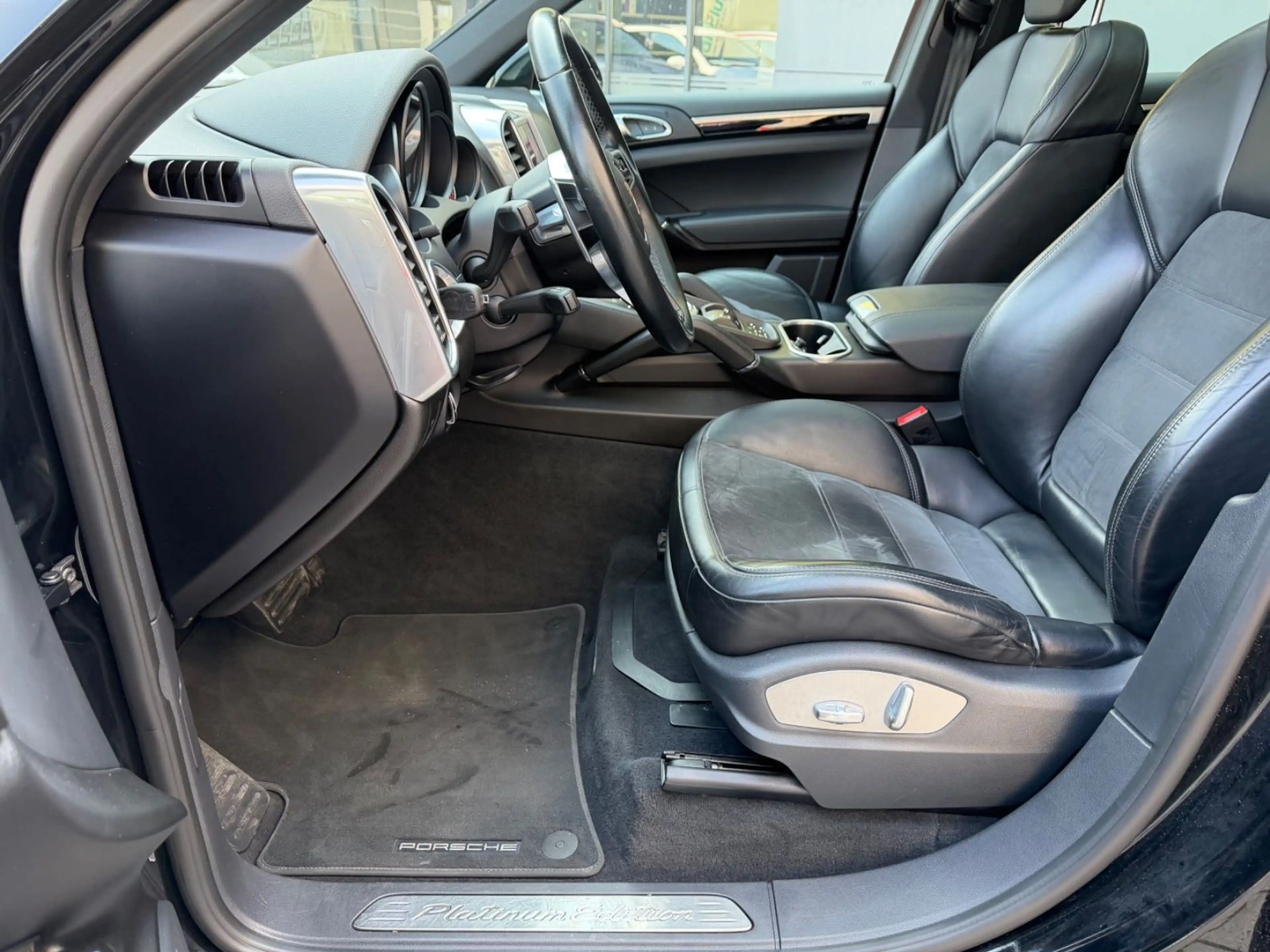 Porsche Cayenne Diesel Platinum Edition/SPORT CHRONO/PAN — photo 11