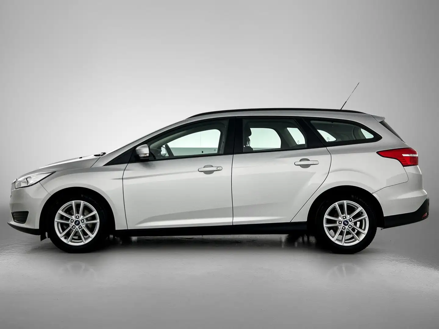 Ford Focus Wagon 1.5 TDCI Trend Edition Euro 6 / Navi / Cruis Grijs - 2