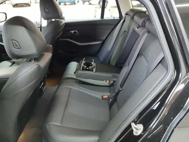 BMW 3 Series view 14