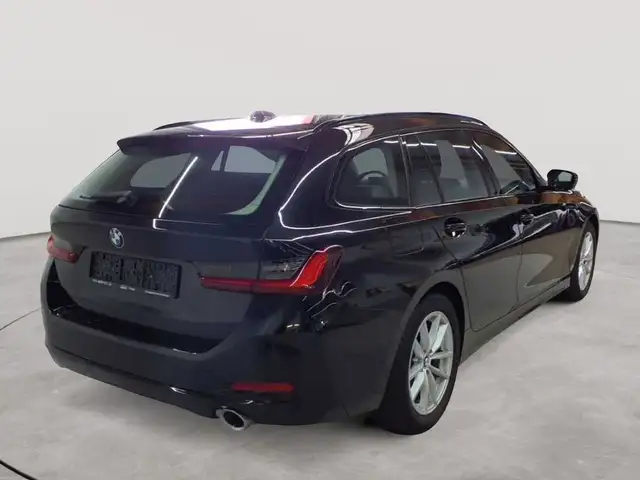 BMW 3 Series view 4