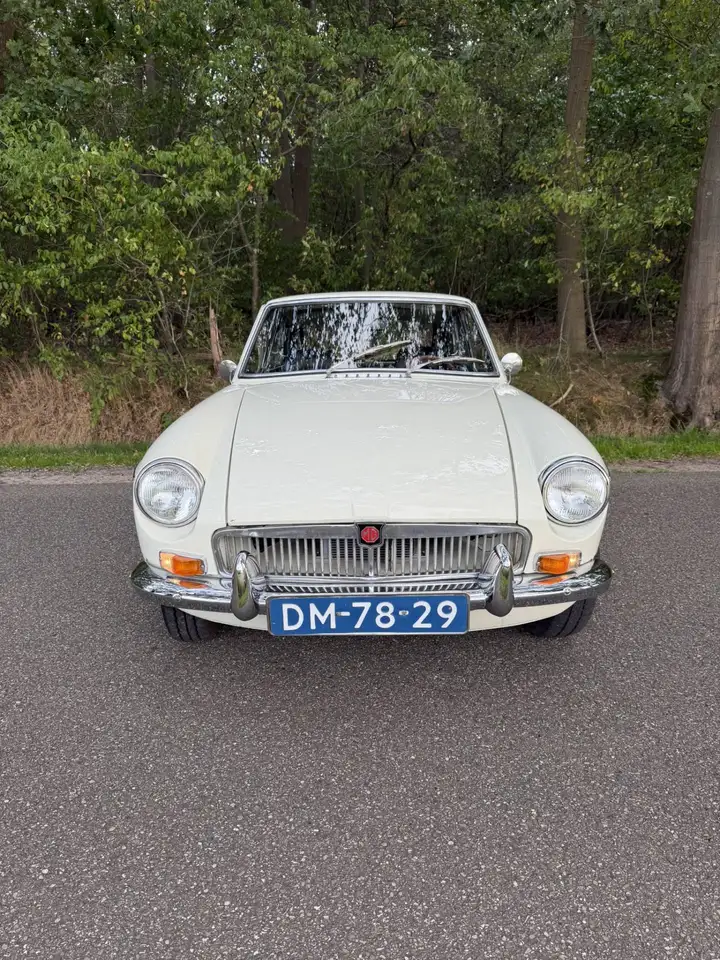MG B type 1.8 GT, foto 4