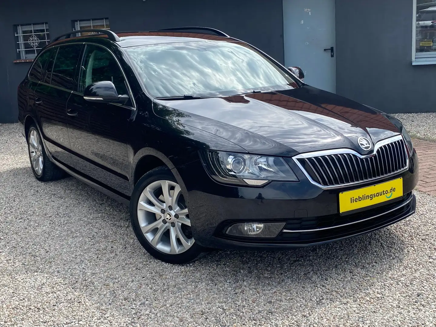 Skoda Superb Combi 2.0 TDI DSG Exclusive Xenon Navi Schwarz - 2