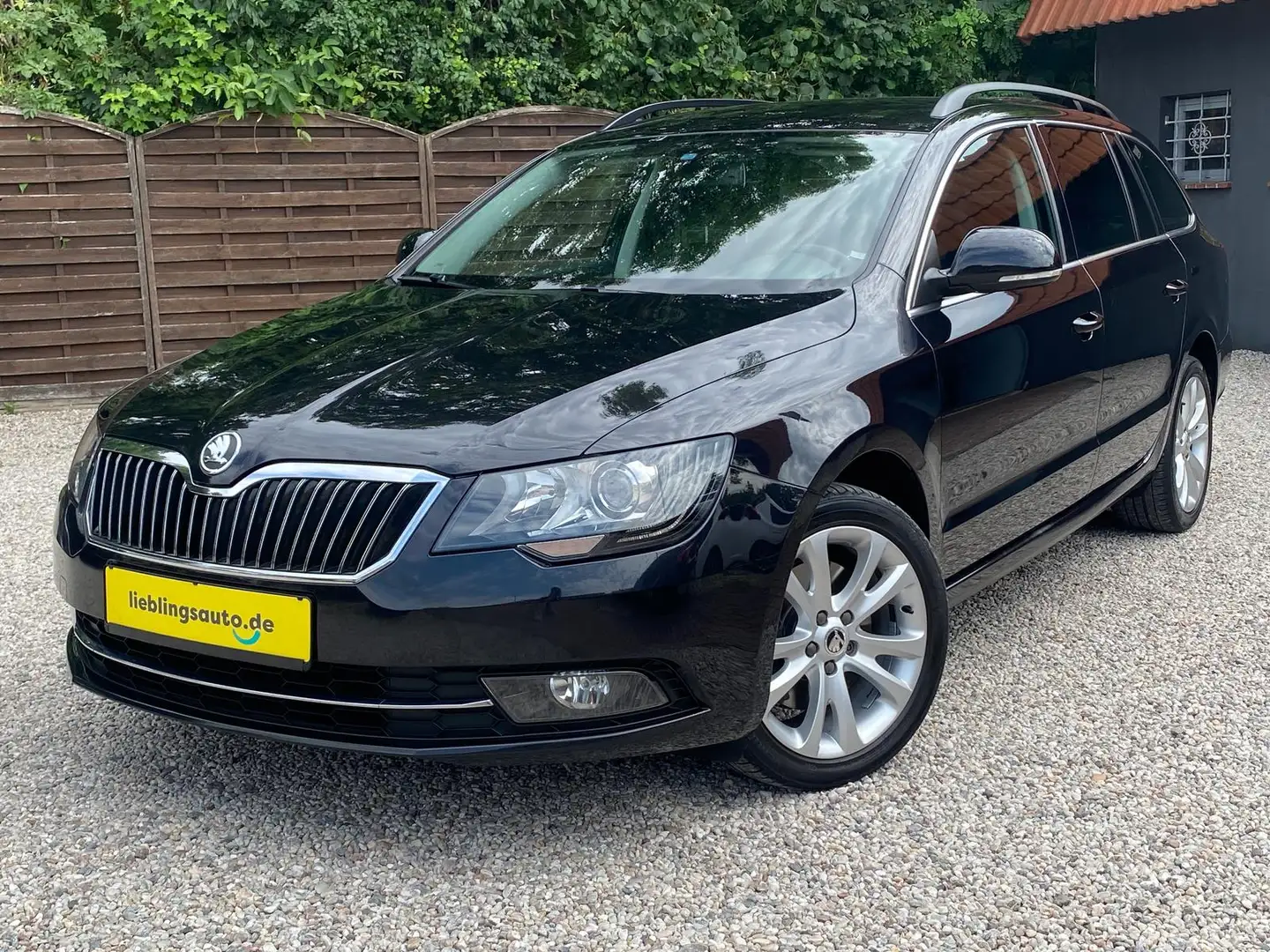 Skoda Superb Combi 2.0 TDI DSG Exclusive Xenon Navi Schwarz - 1