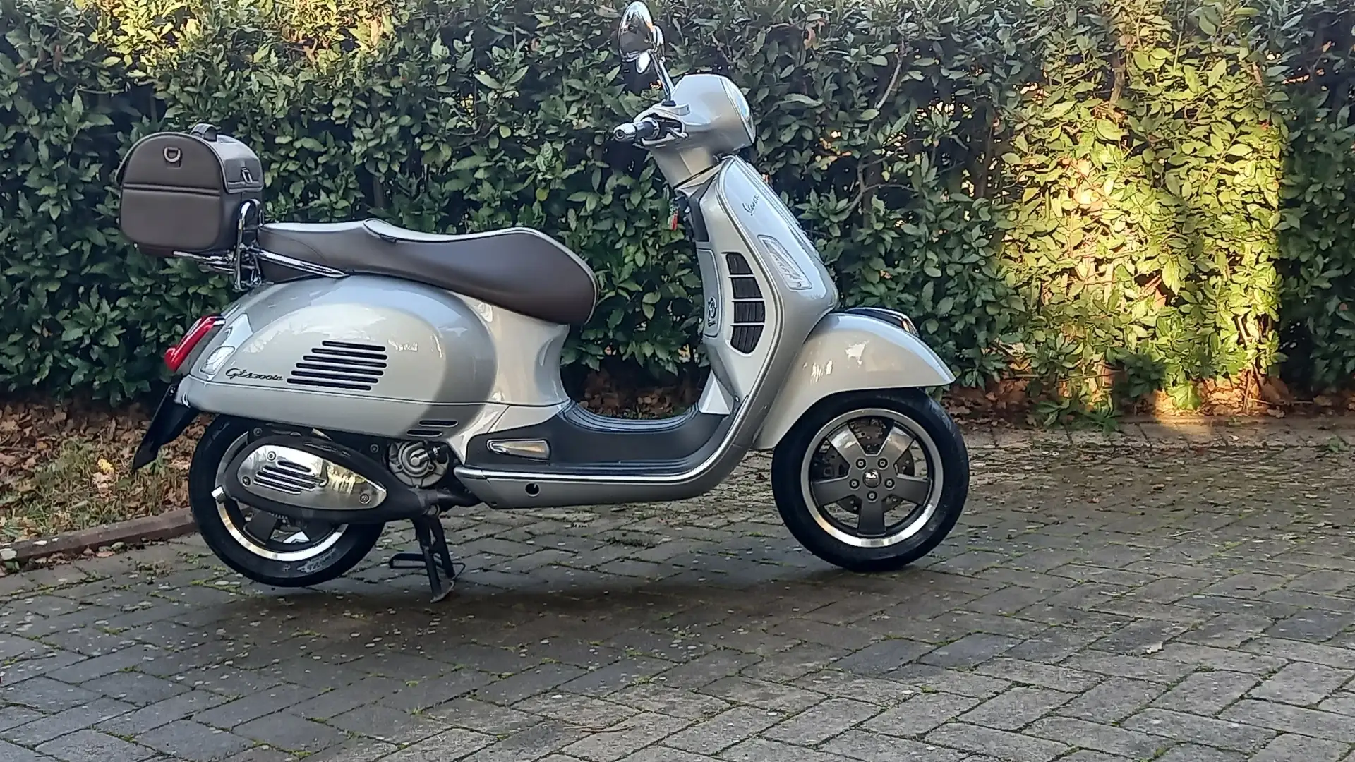 Vespa GTS 300 70° Anniversario Plateado - 1