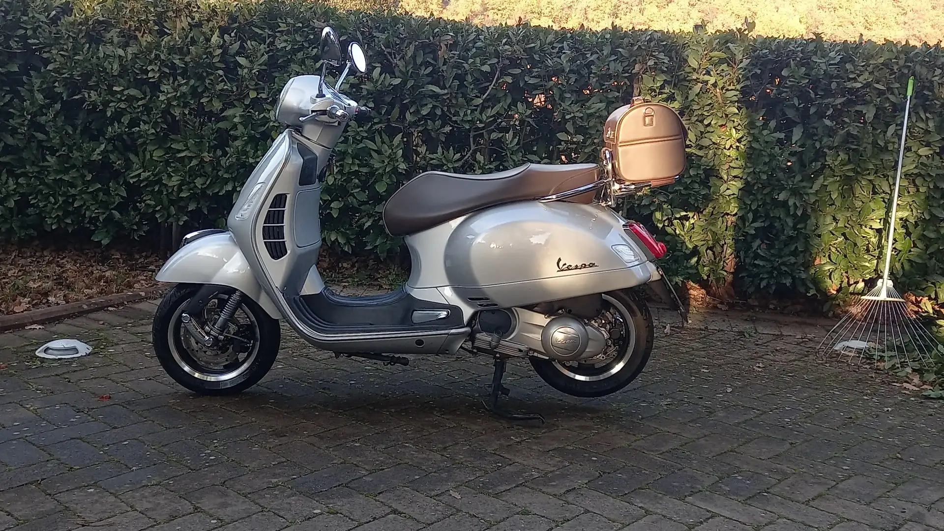 Vespa GTS 300 70° Anniversario Plateado - 2