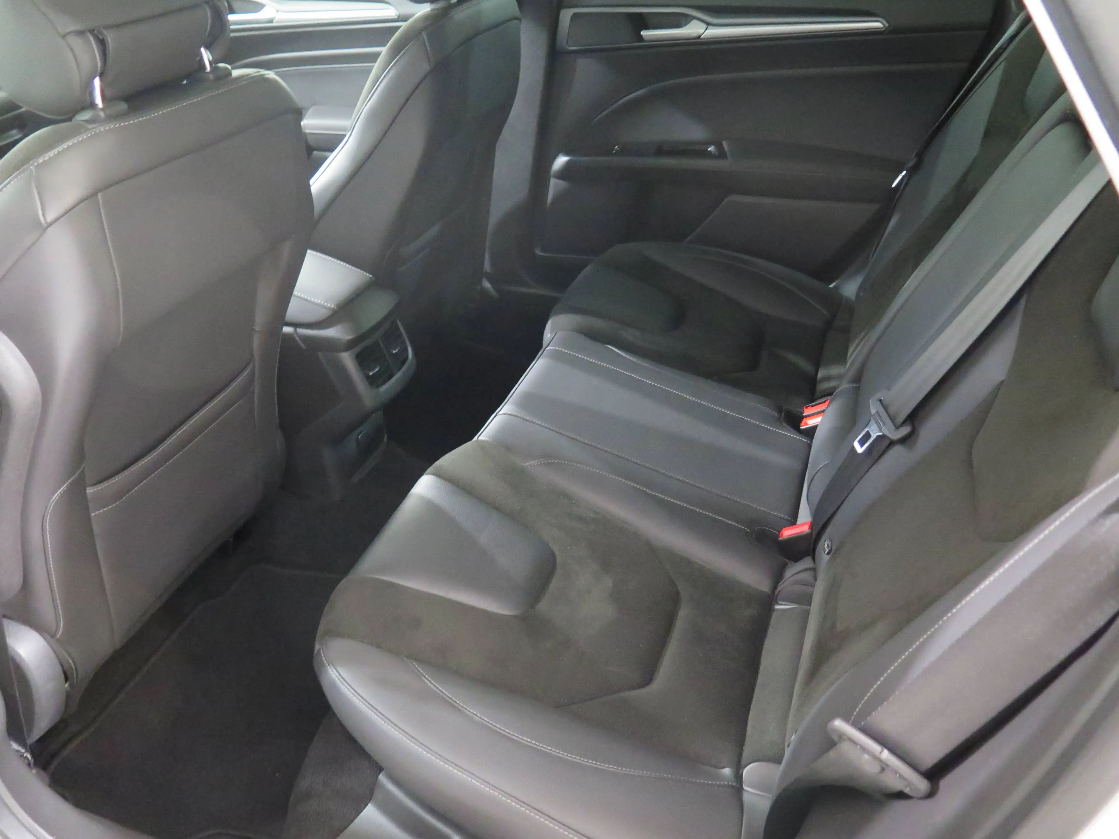 Ford Mondeo Titanium AWD, LED, ACC, Navi, Standh — photo 14