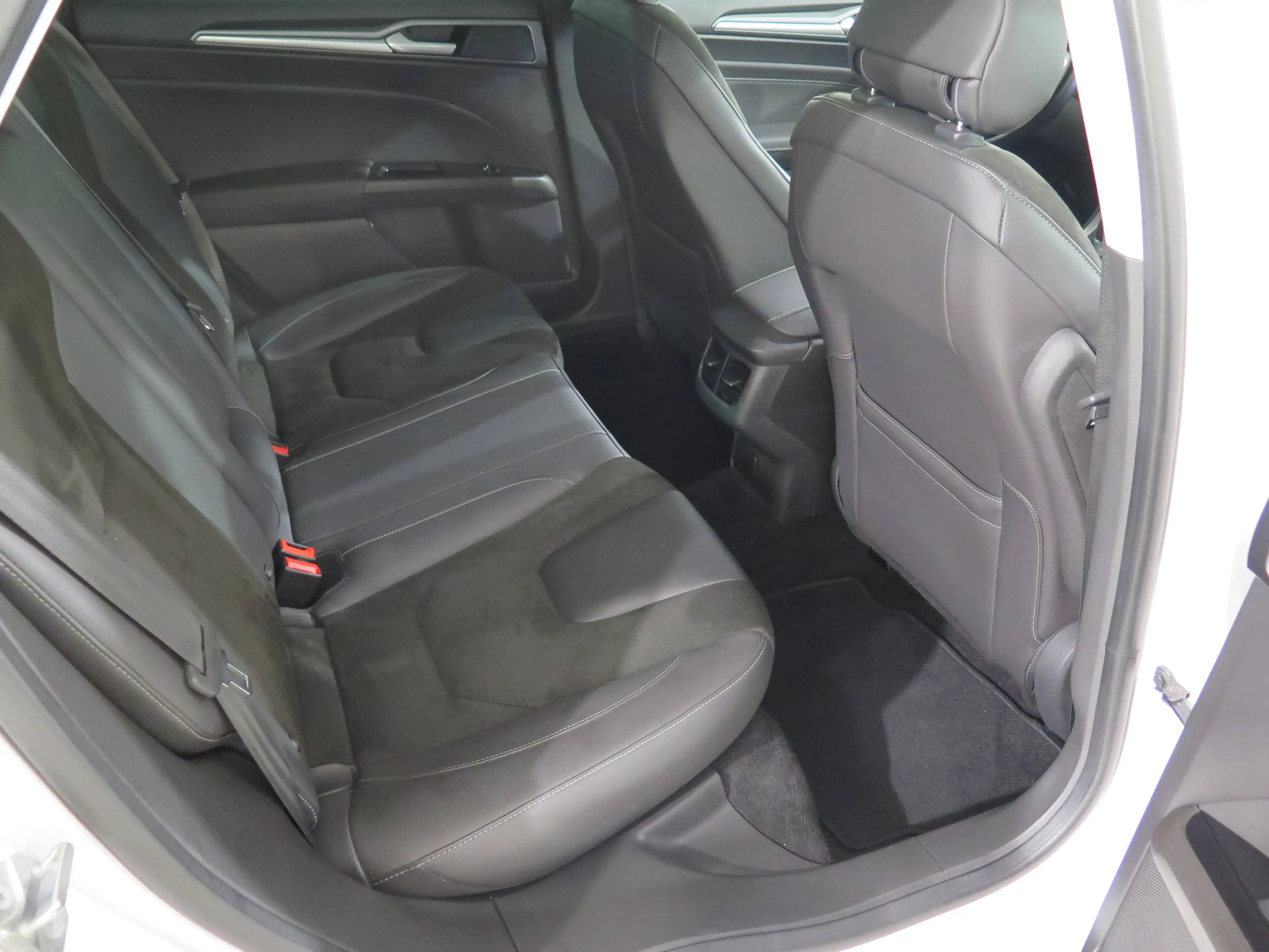 Ford Mondeo Titanium AWD, LED, ACC, Navi, Standh — photo 15