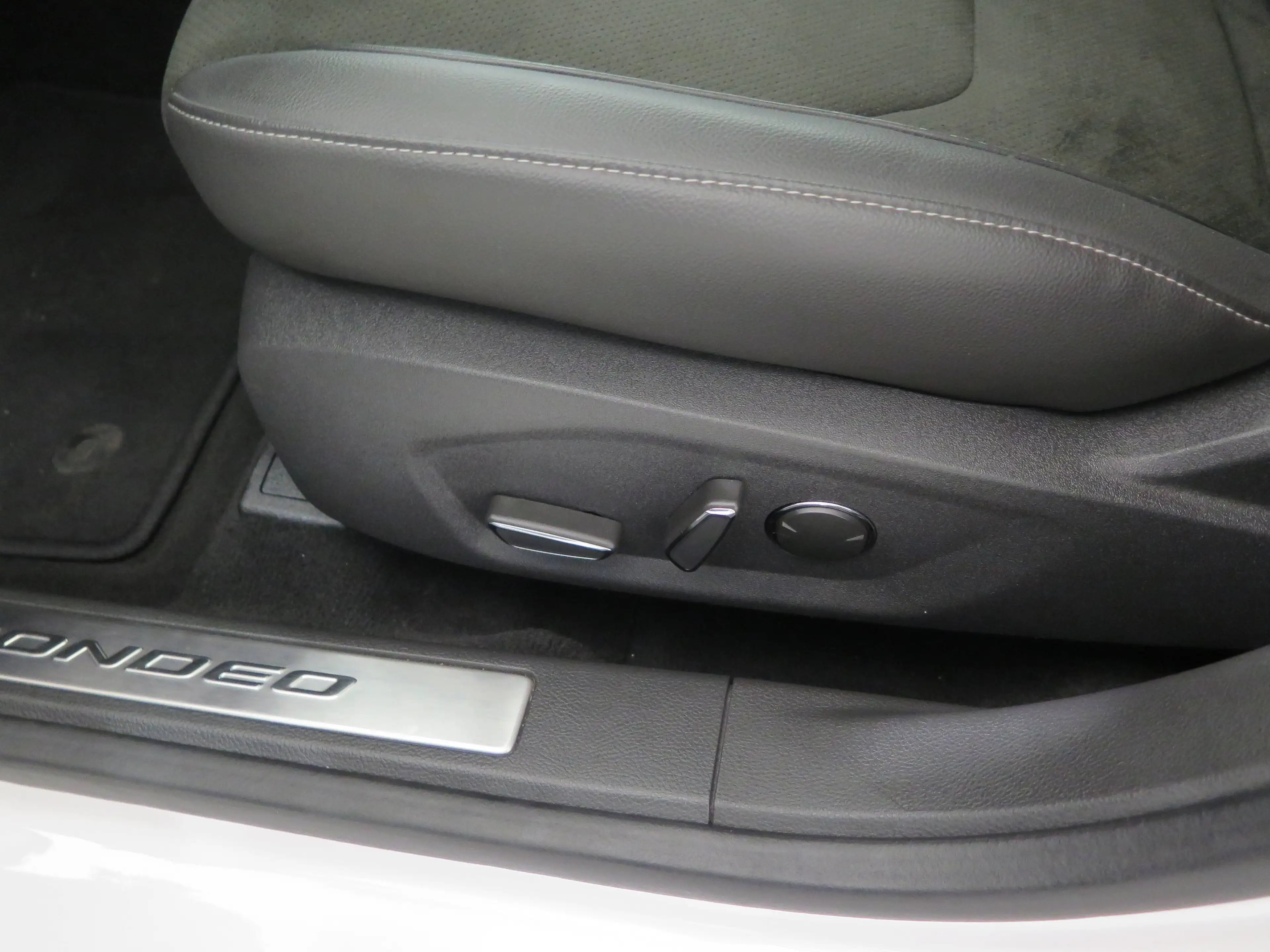 Ford Mondeo Titanium AWD, LED, ACC, Navi, Standh — photo 13