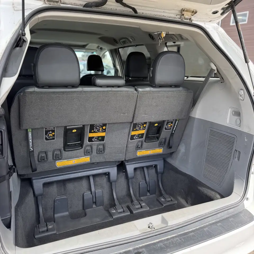 Toyota Sienna снимка Toyota Sienna