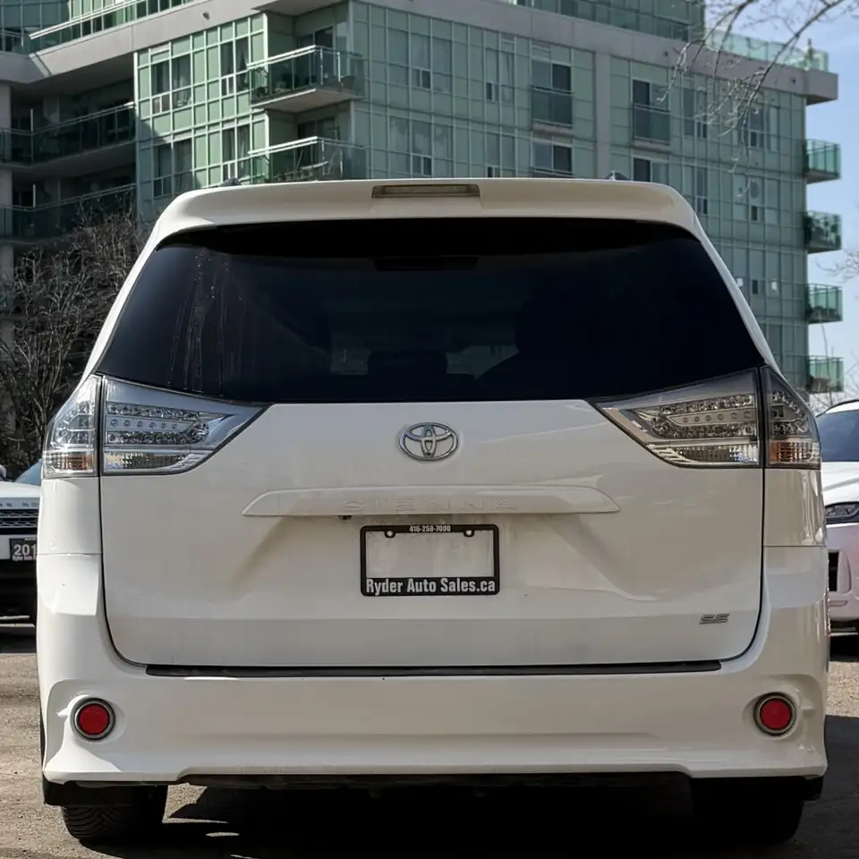 Toyota Sienna снимка Toyota Sienna