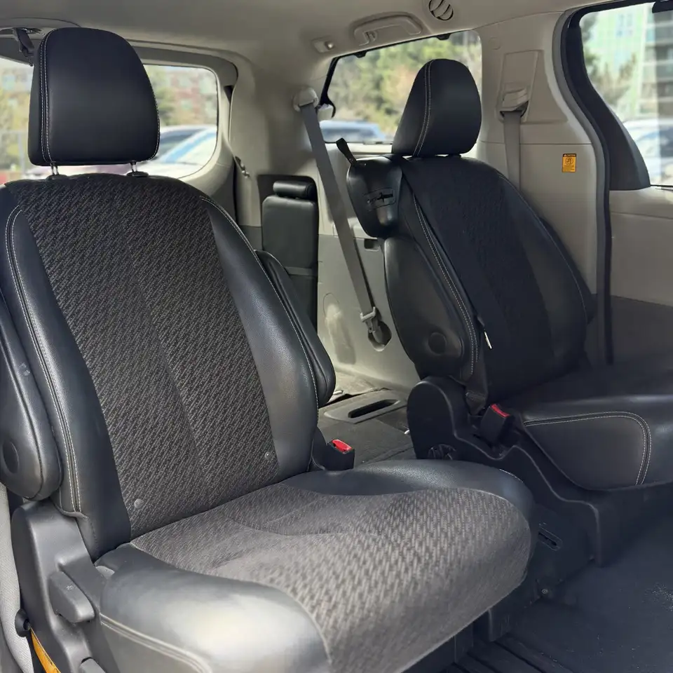Toyota Sienna снимка Toyota Sienna