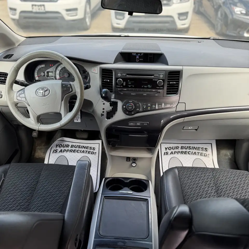 Toyota Sienna снимка Toyota Sienna