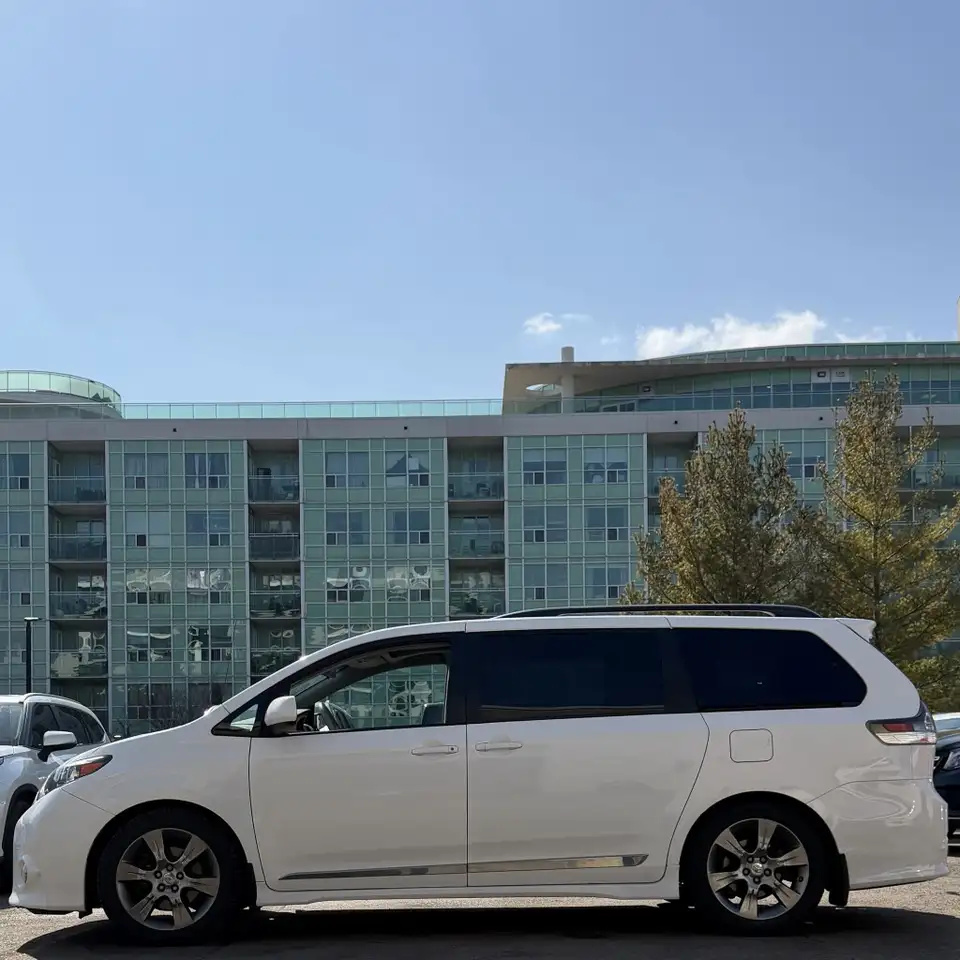 Toyota Sienna снимка Toyota Sienna
