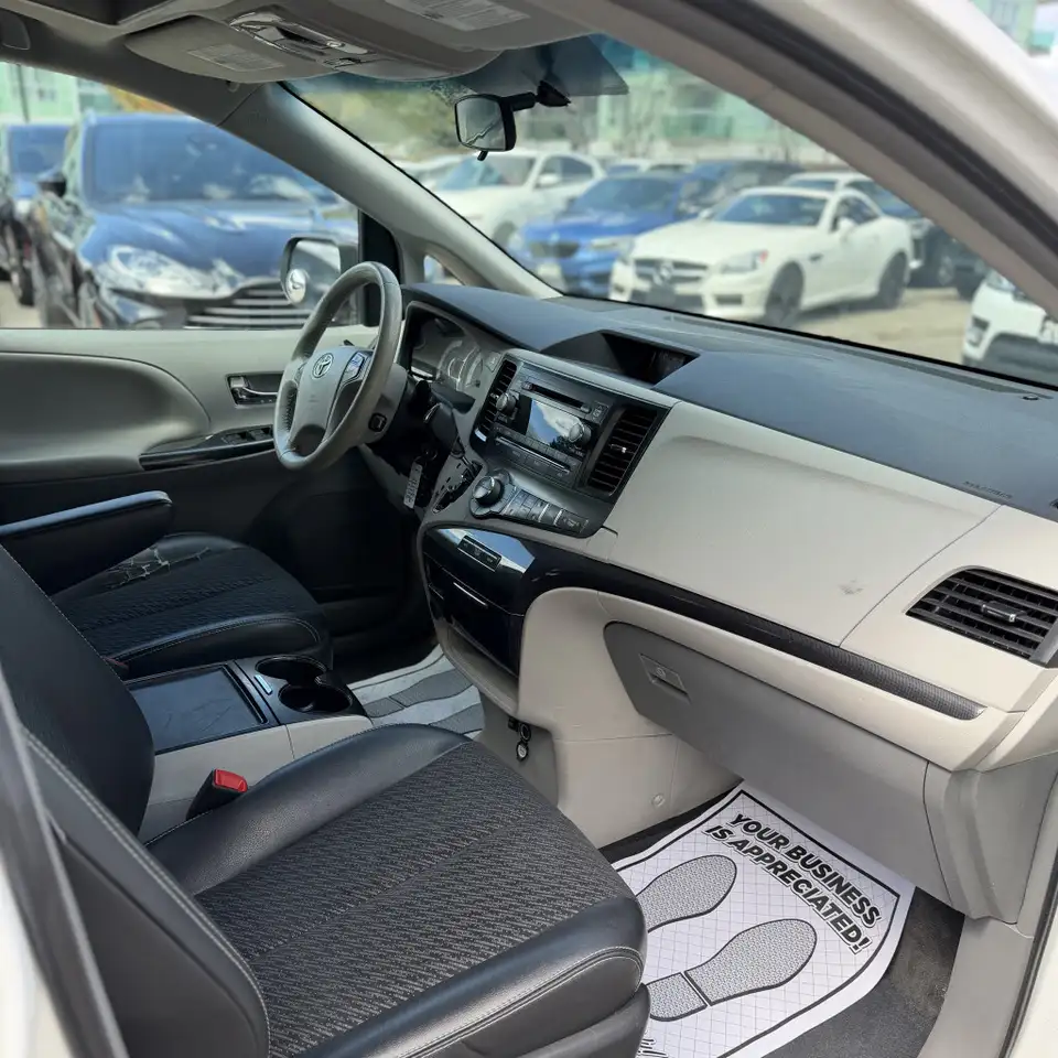 Toyota Sienna снимка Toyota Sienna