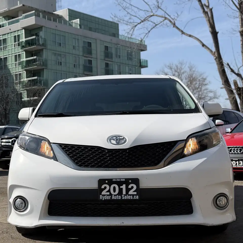 Toyota Sienna снимка Toyota Sienna