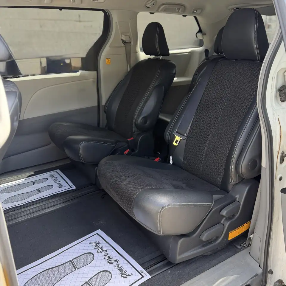 Toyota Sienna снимка Toyota Sienna