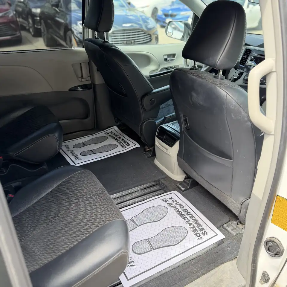 Toyota Sienna снимка Toyota Sienna