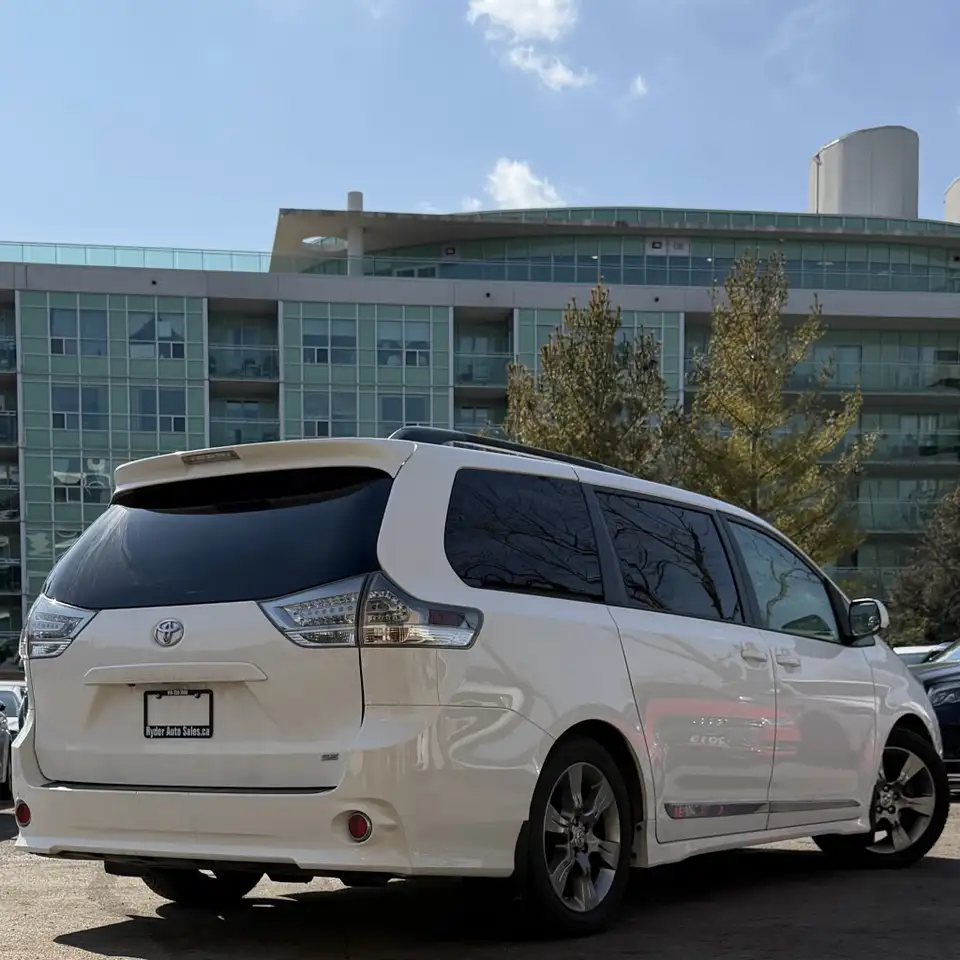 Toyota Sienna снимка Toyota Sienna