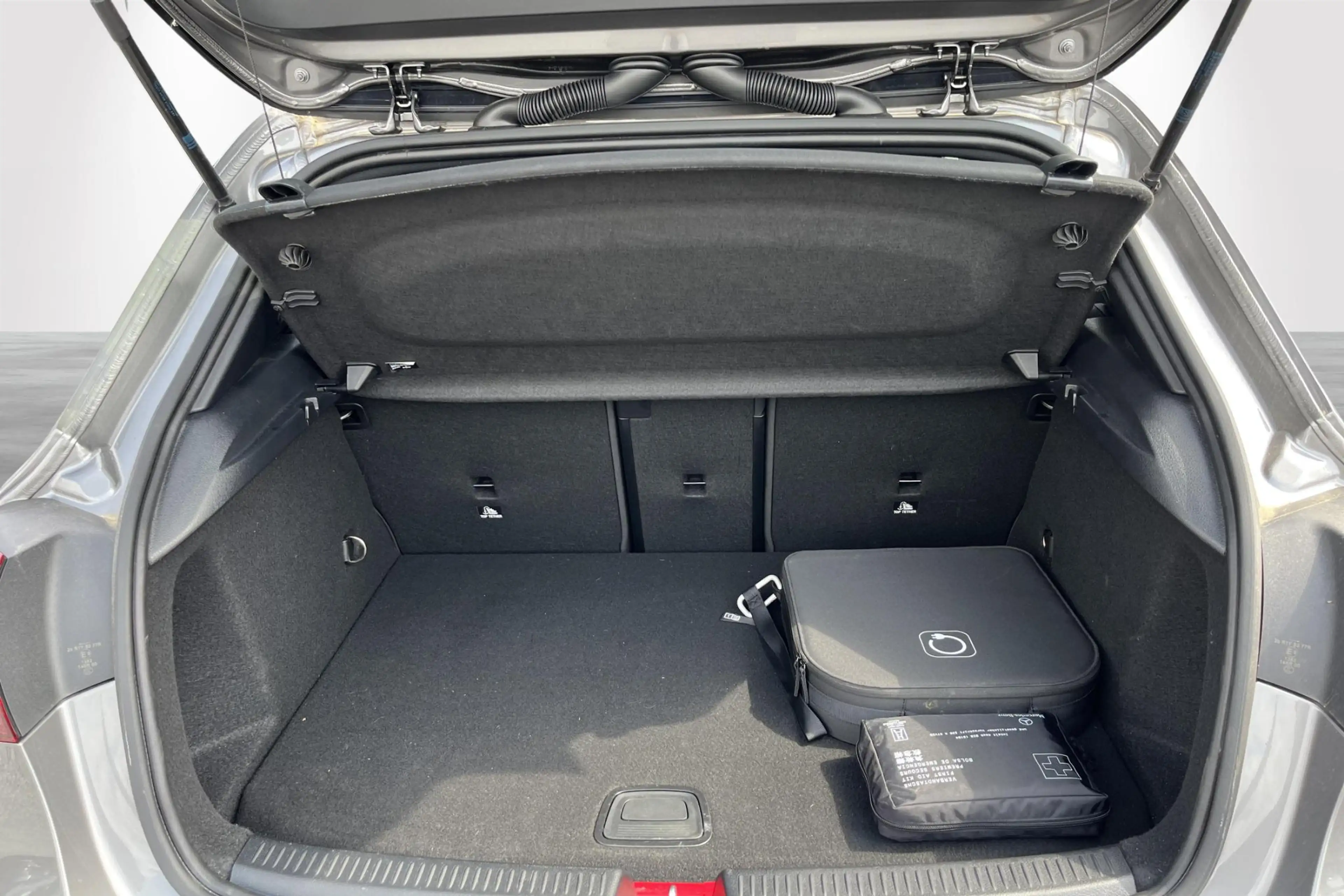 Mercedes-Benz A 250 A e AMG Line — photo 10