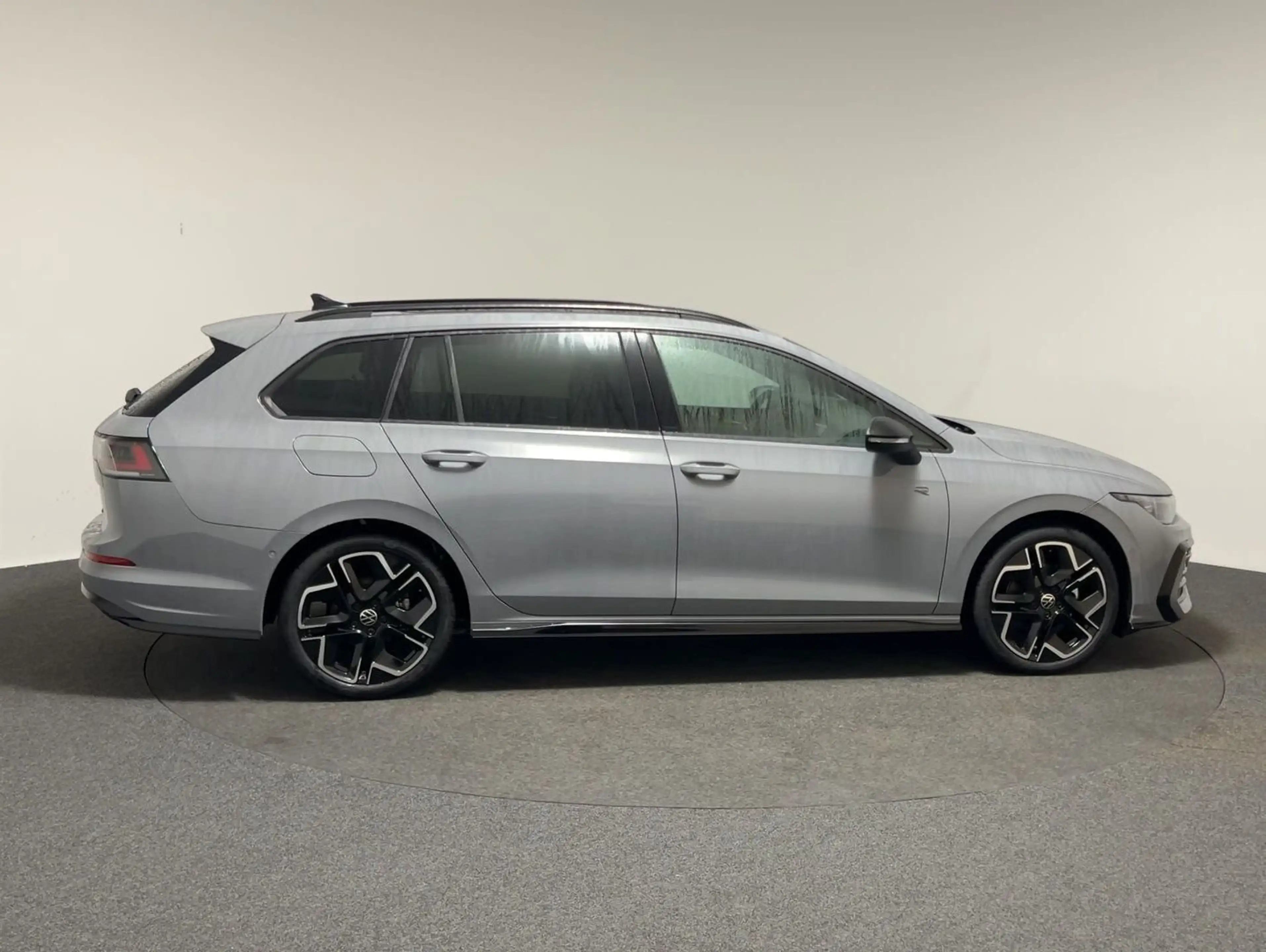Volkswagen Golf Variant 1.5 eTSI DSG R-Line CarPlay Pano ACC — photo 6