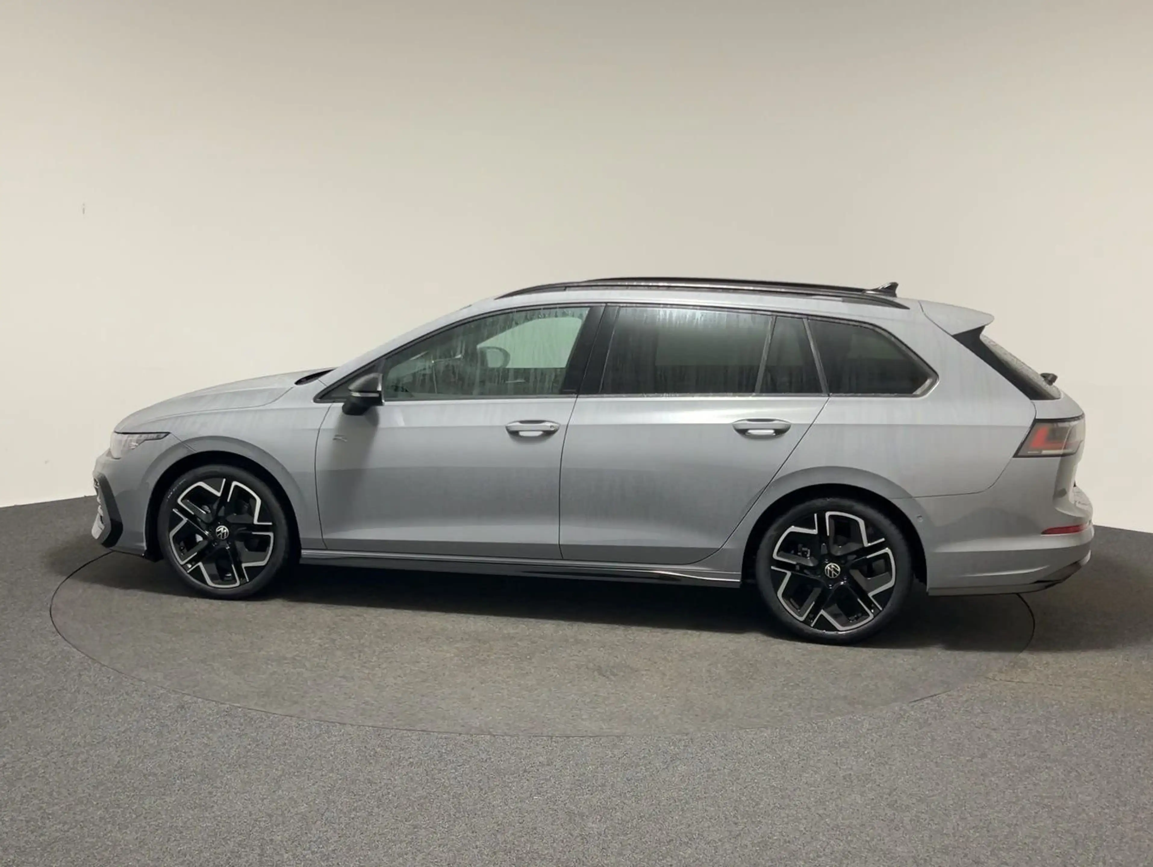 Volkswagen Golf Variant 1.5 eTSI DSG R-Line CarPlay Pano ACC — photo 3
