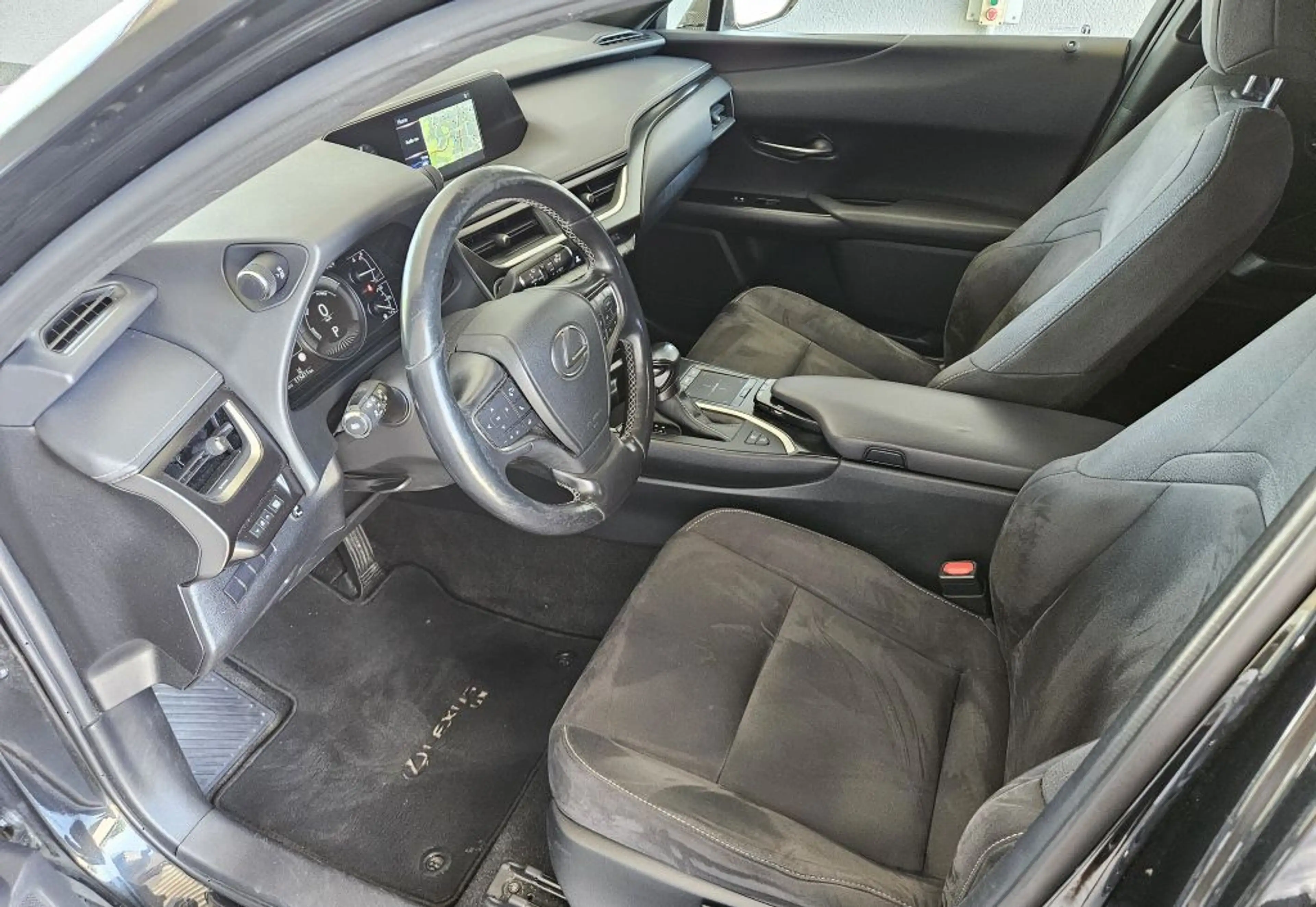 Lexus UX 250h Launch Edition — photo 5
