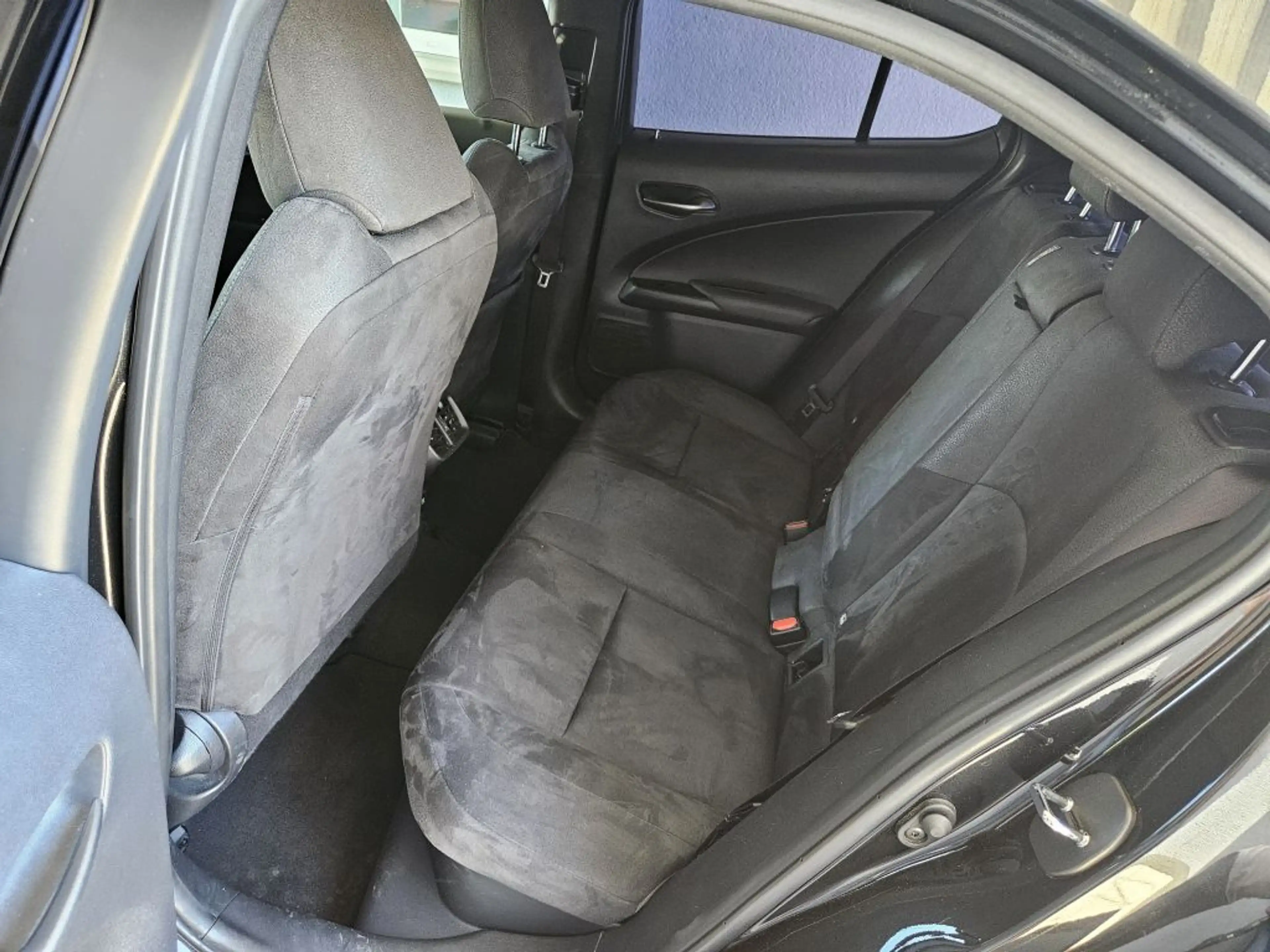 Lexus UX 250h Launch Edition — photo 6