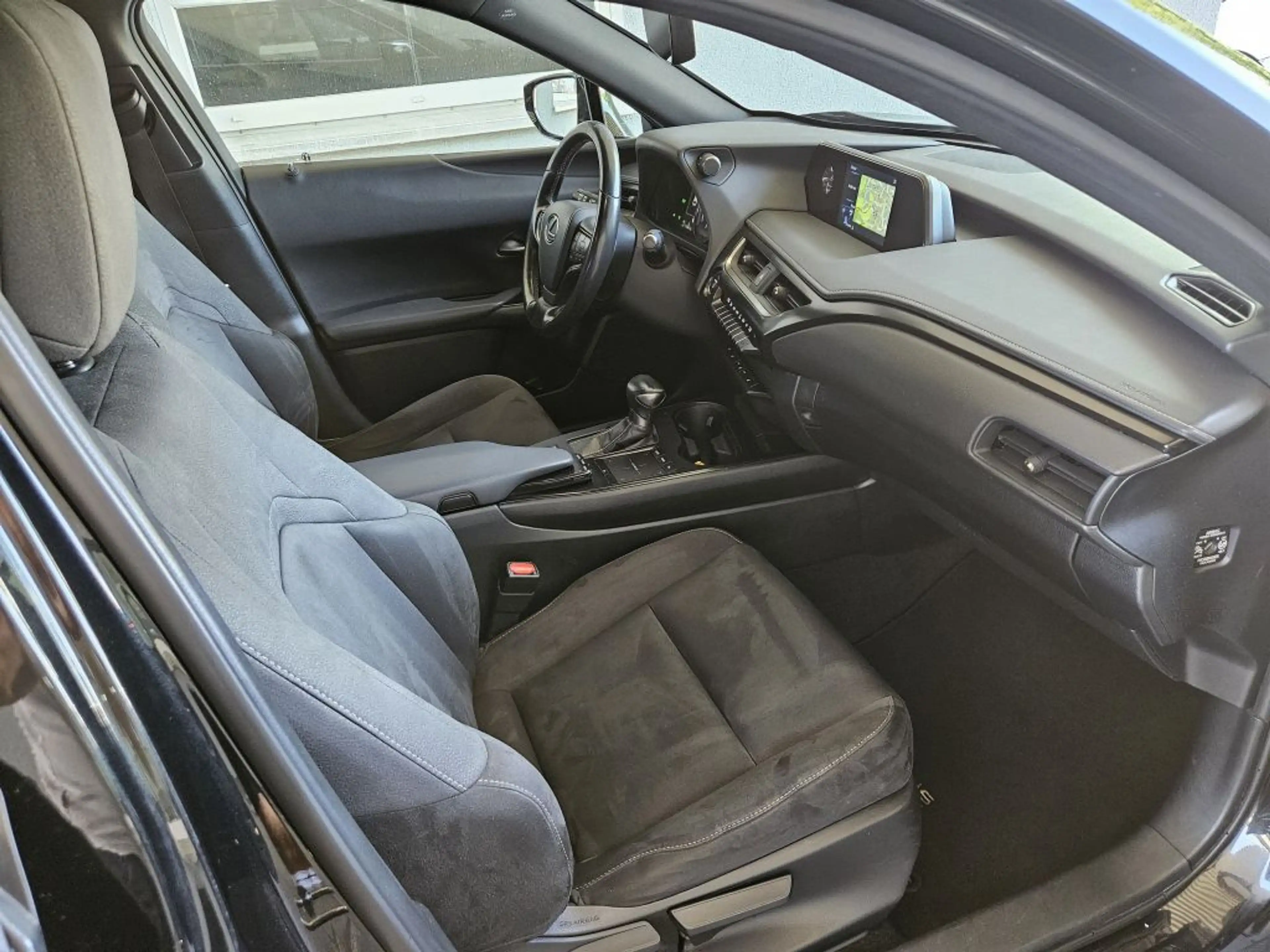 Lexus UX 250h Launch Edition — photo 9