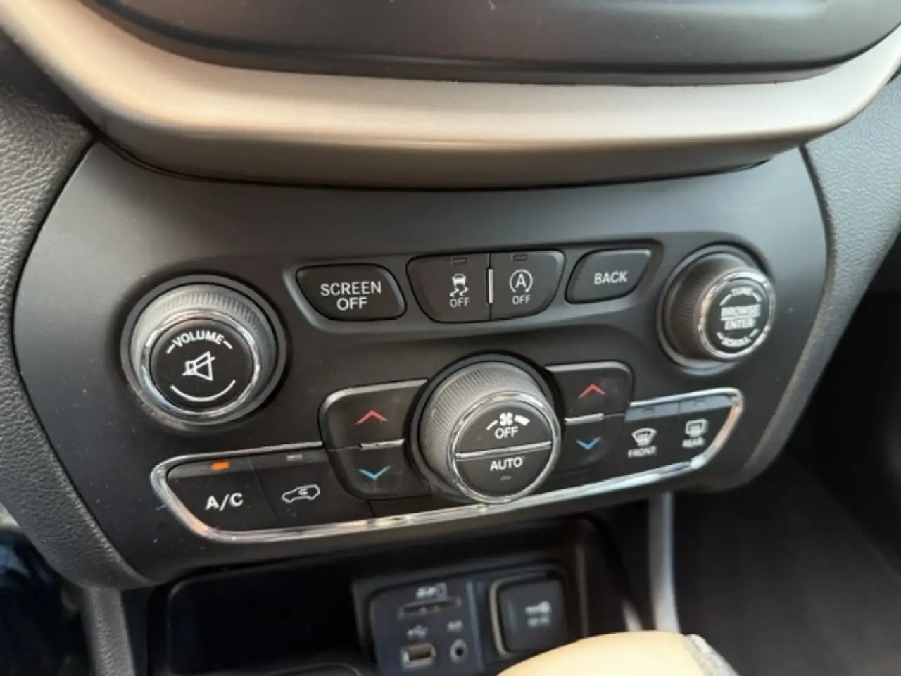 Jeep Cherokee photo Jeep Cherokee