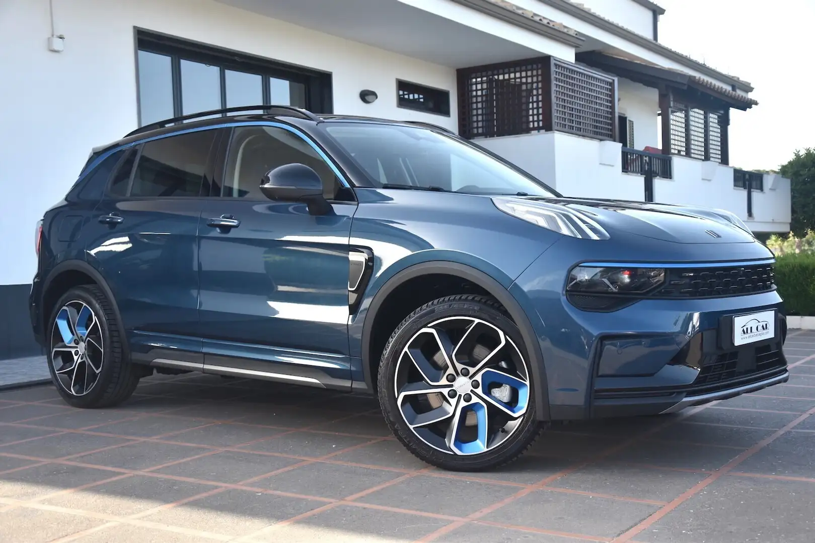 Lynk & Co 01 PHEV Blau - 1