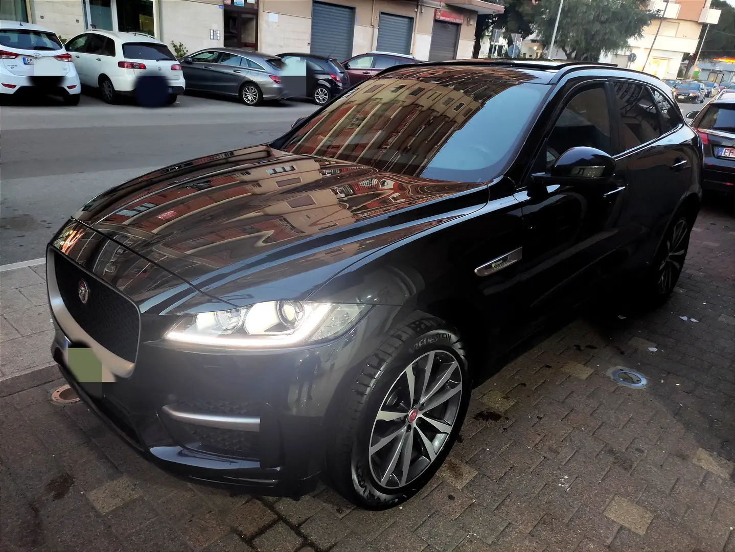 Jaguar F-Pace F-Pace 2.0d R-Sport awd 180cv auto Schwarz - 1