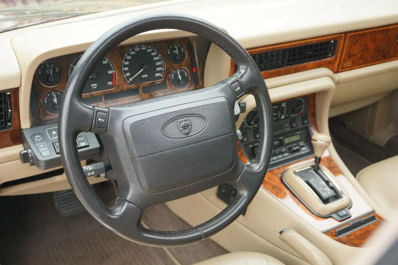 Daimler Double Six 6.0 V12 XJ81 Nederlandse auto, foto 3