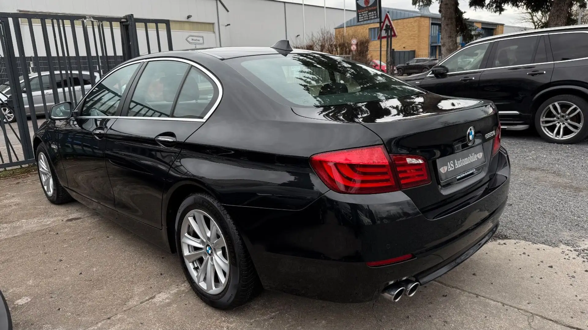 BMW 520 i Lim. Automatik, Xenon, Navi, PDC, 1Hand Schwarz - 2