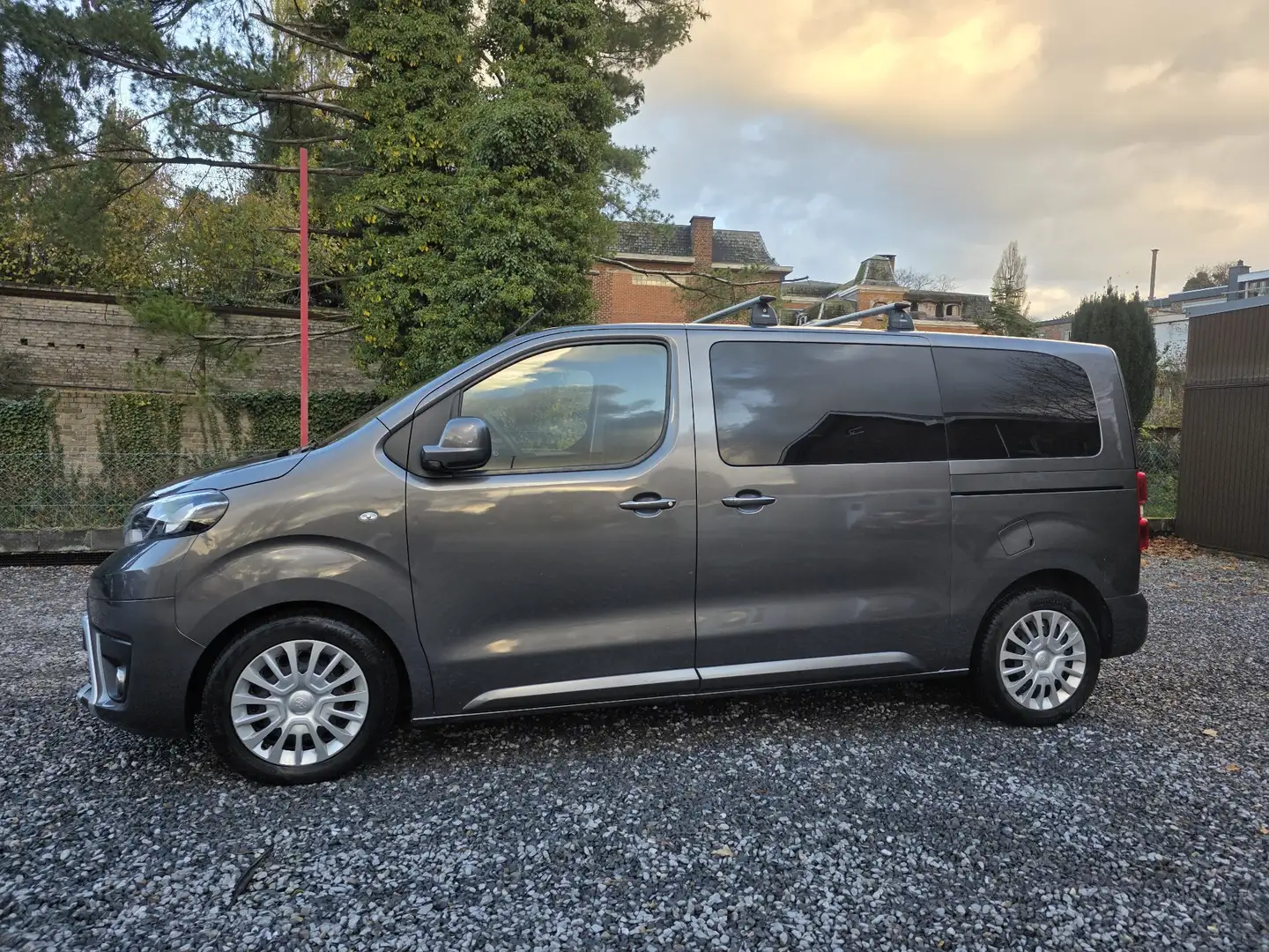 Toyota Proace Verso 1.6  * 8 place * GPS * toit panoramique Grijs - 2