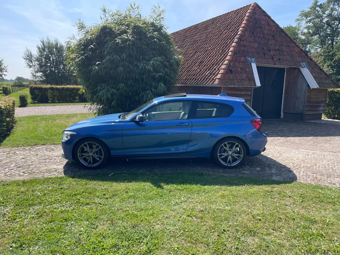 BMW 1-serie M135i-320PK-LEER-CAMERA-AKRAPOVIC-XENON- Blauw - 2