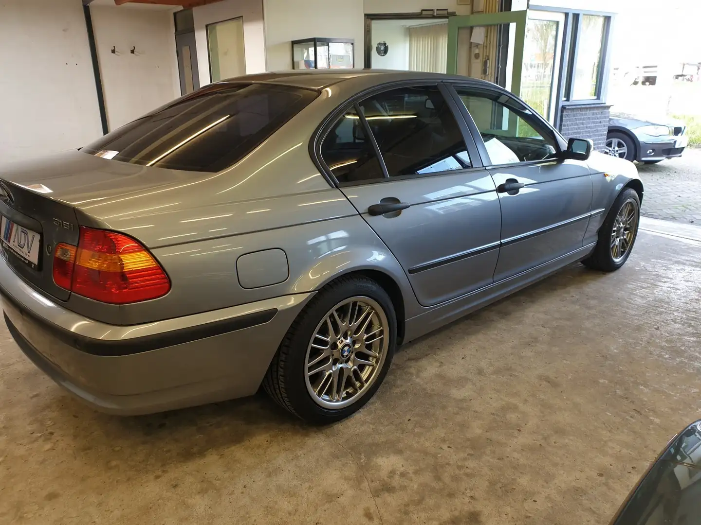 BMW 330 318i Edition siva - 2