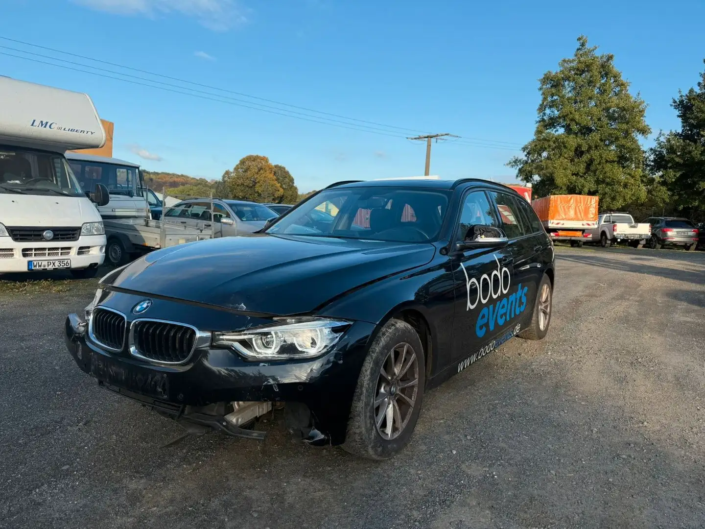 BMW 318 d Sport Line Touring *UNFALLSCHADEN* Schwarz - 2