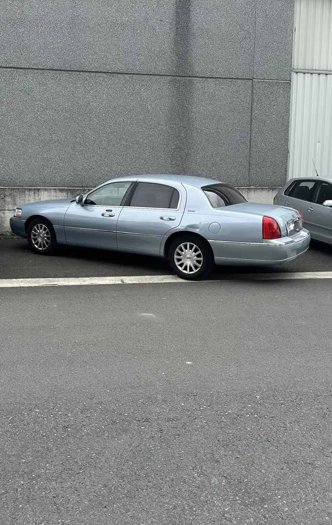 Lincoln Town Car - 2