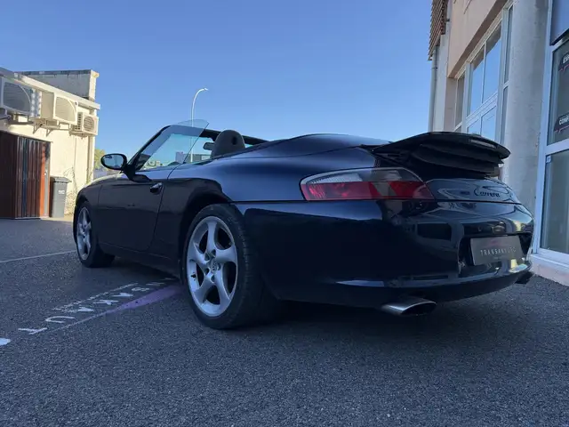 Porsche 911 view 7