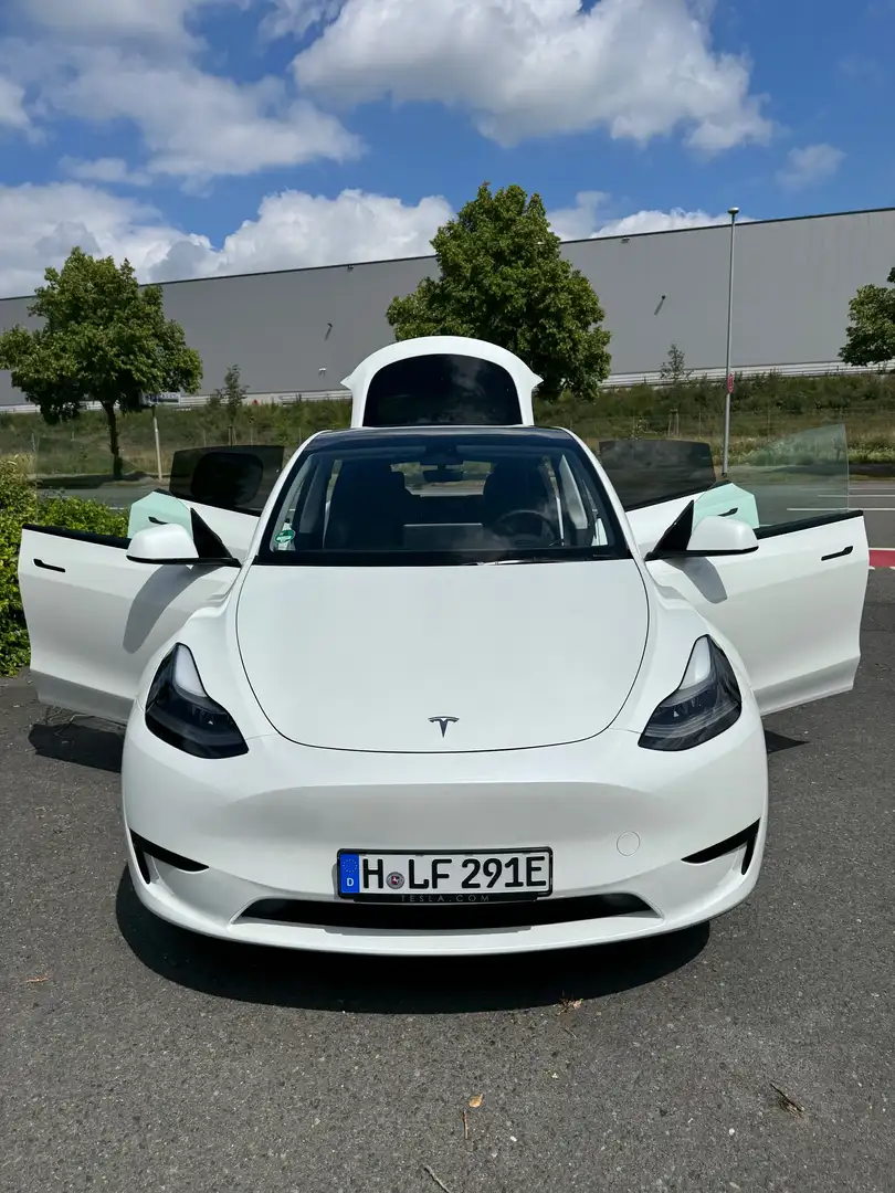 Tesla Model Y SR | 1. Hand | 02/2024 | 24.965 km | BYD-Akku Weiß - 1