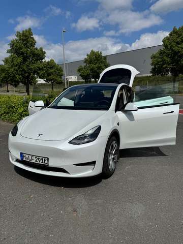 Tesla Model Y SR | 1. Hand | 02/2024 | 24.965 km | BYD-Akku