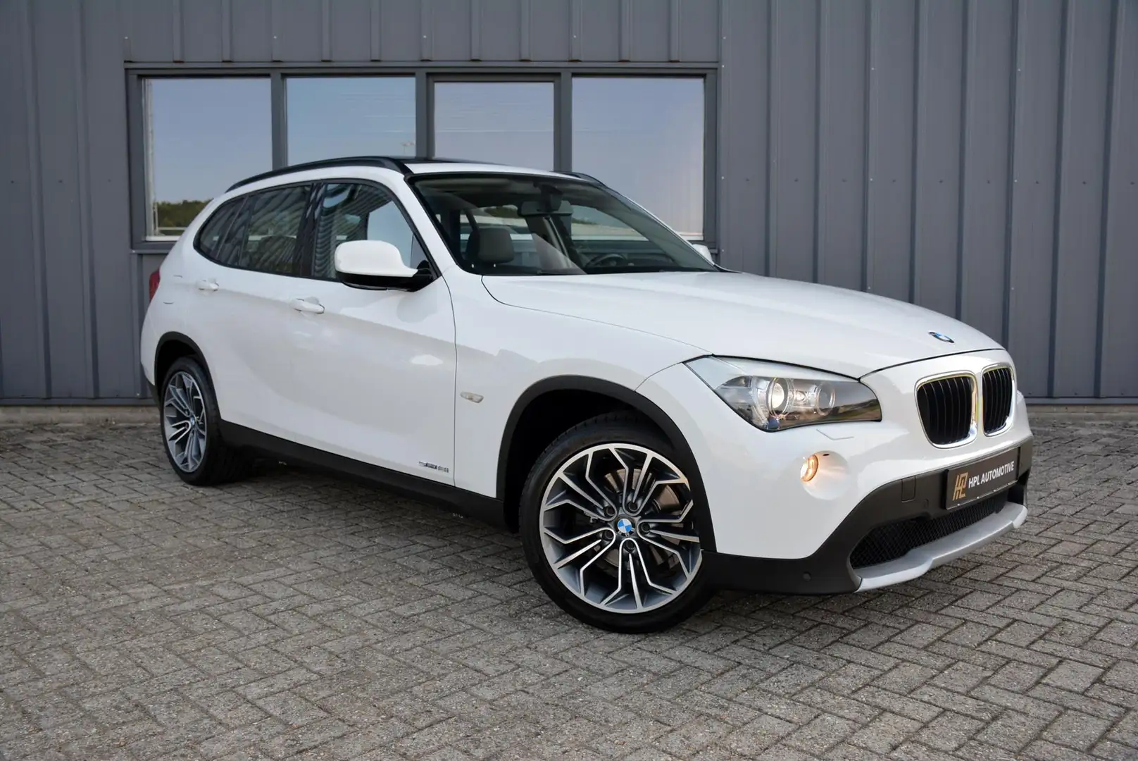 BMW X1 SDrive18i Executive * Pano * Navi * Xenon * 18" Br Weiß - 2