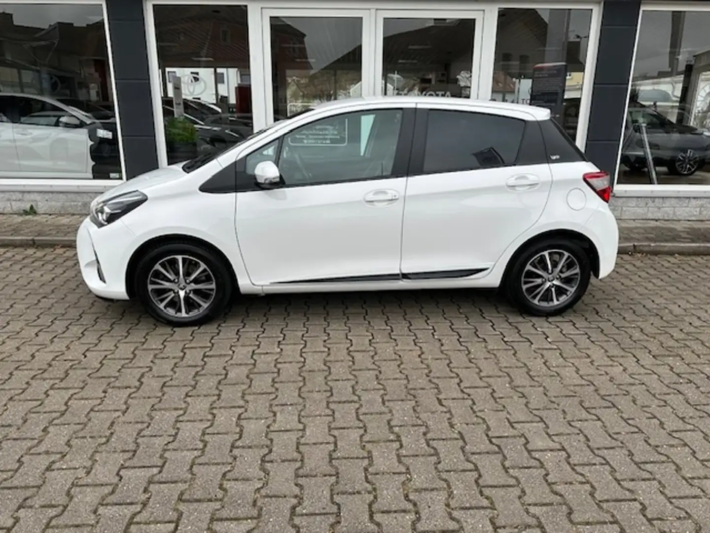 Toyota Yaris Yaris  5-Türer 1,5-Dual-VVT-iE Y20 Club Weiß - 2