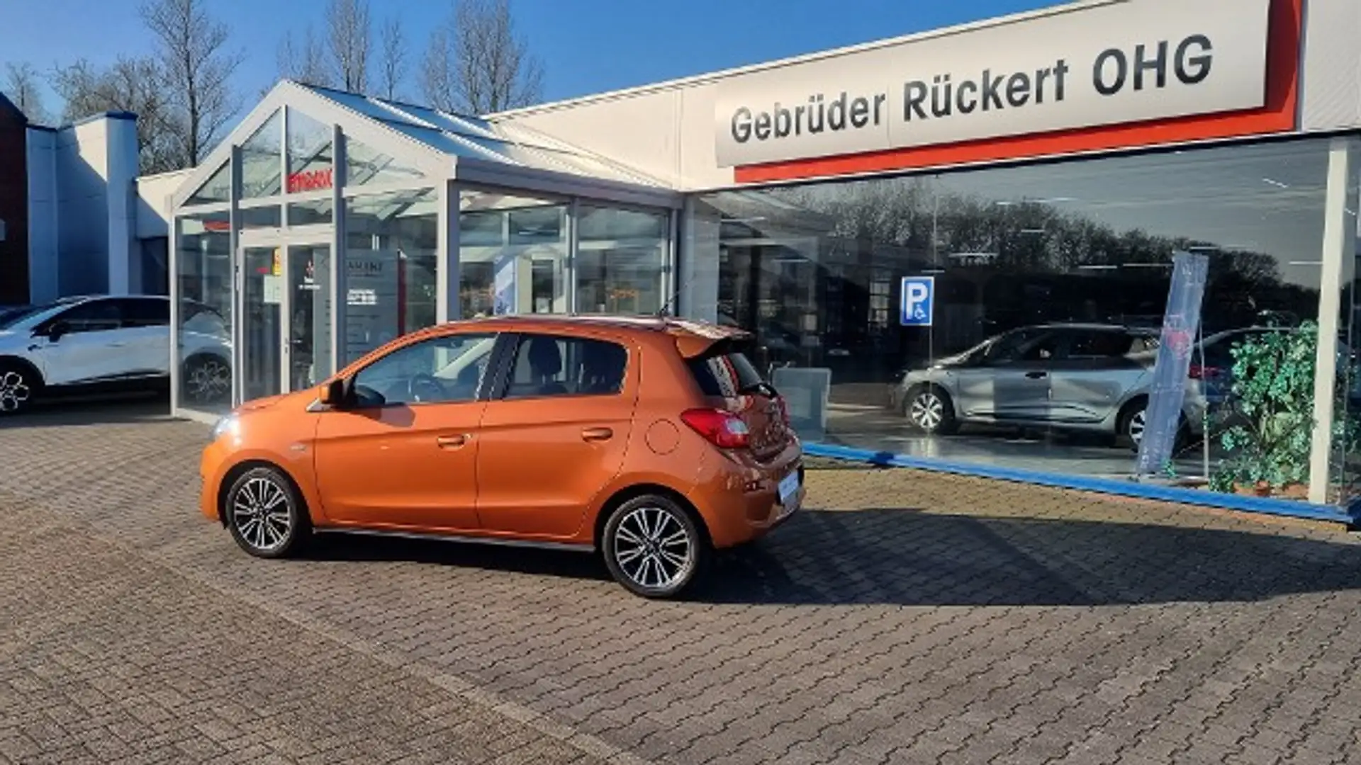 Mitsubishi Space Star Edition+ 1.2 MIVEC ClearTec 5-Gang Orange - 2